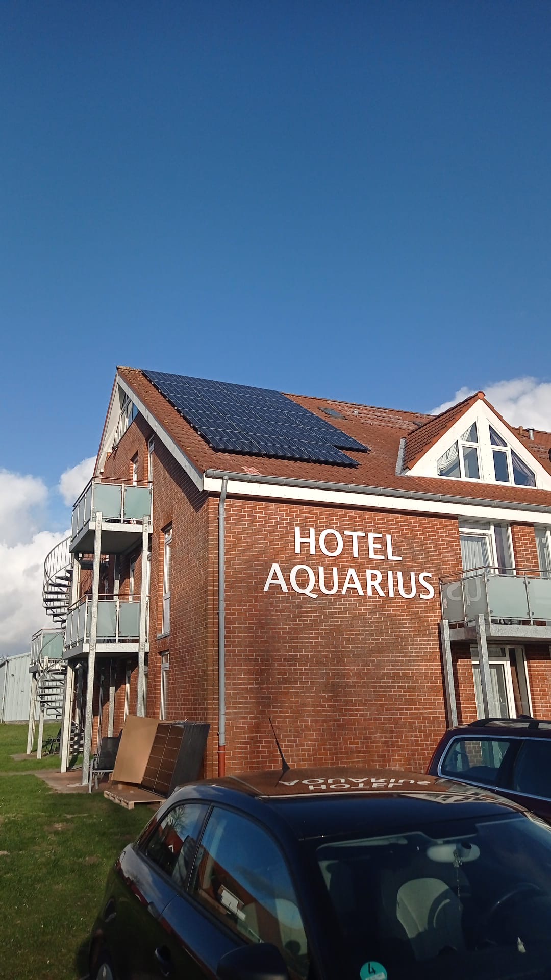Familie nutzt Solarstrom