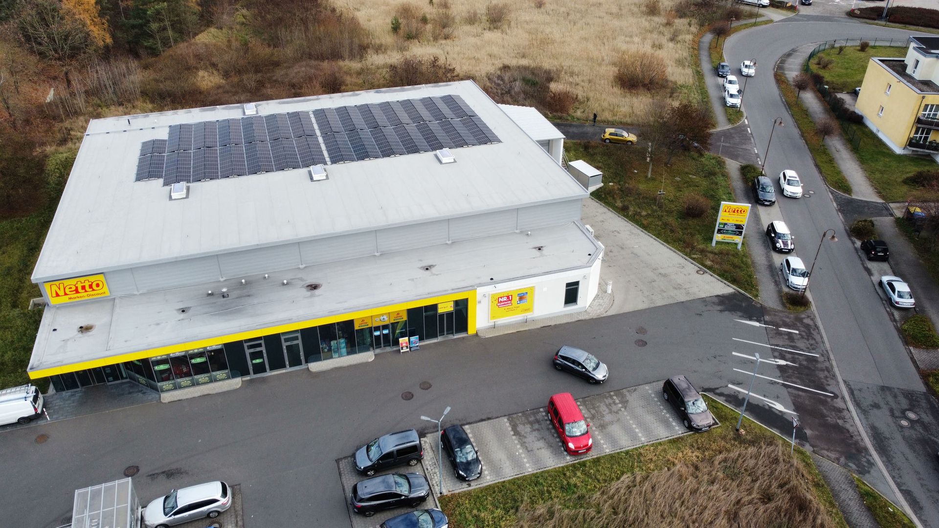 Netto-Markt mit Photovoltaik-Anlage auf dem Dach