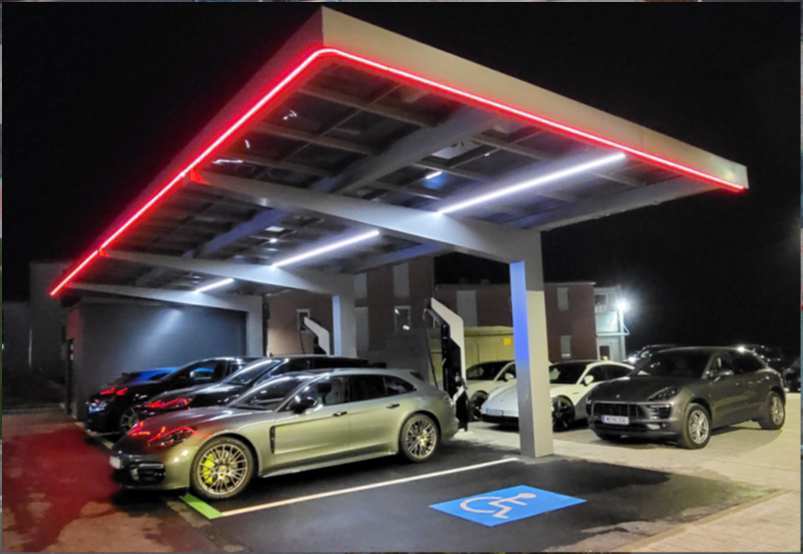 PV-Carport mit Ladepunkten bei Nacht