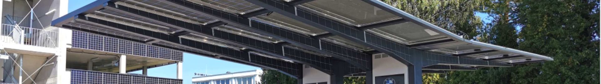 PV-Carport mit geschwungenem Solardach