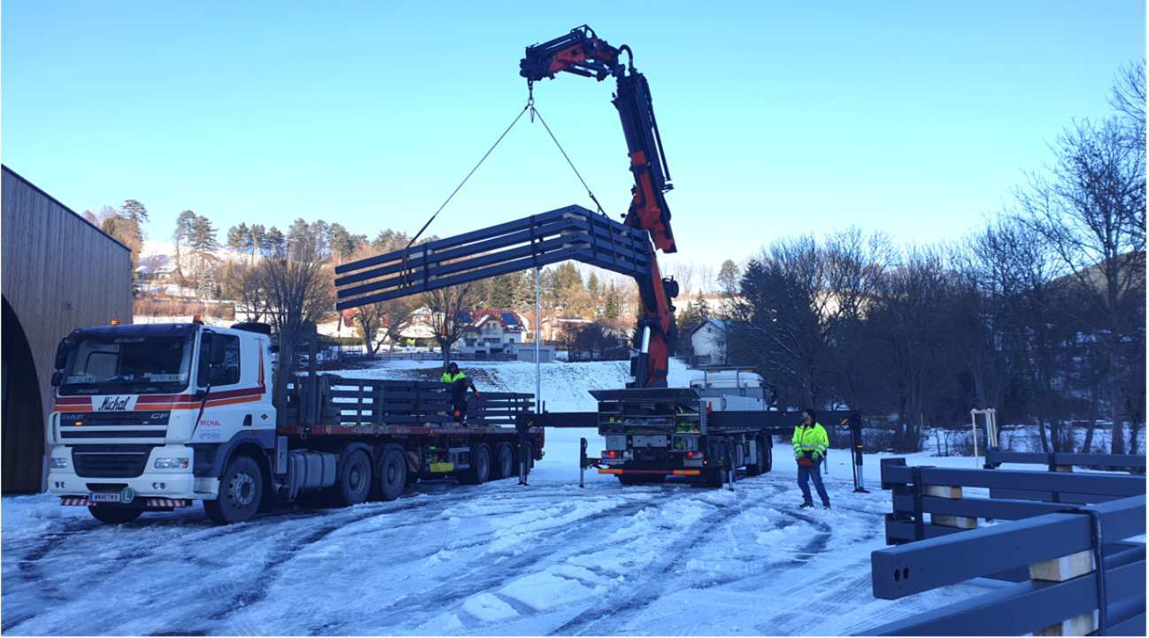 Montage der Stahlkonstruktion eines PV-Carports